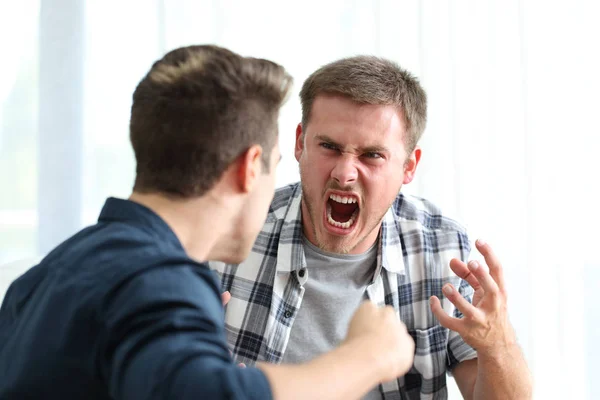 Zwei wütende Männer streiten und drohen — Stockfoto