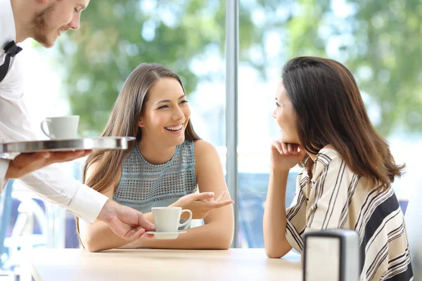 Amigos hablando en un bar con camarero sirviendo — Foto de Stock