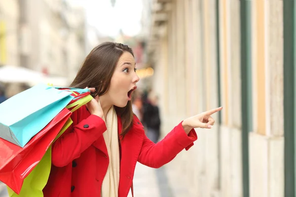 Verbaasd shopper kijken naar winkels — Stockfoto