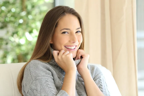 Retrato de mulher de beleza no inverno em casa — Fotografia de Stock