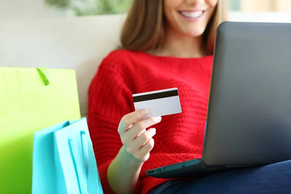 Chica comprando en línea con tarjeta de crédito — Foto de Stock