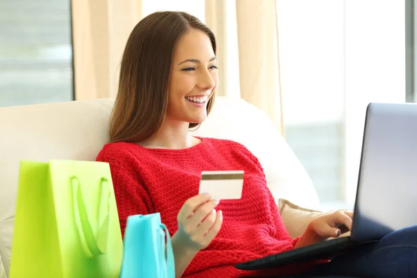 Mulher compras on-line com cartão de crédito — Fotografia de Stock