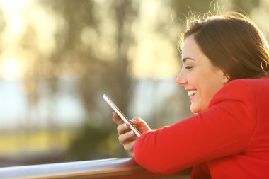 Kız akıllı telefon açık havada içinde kış kontrol