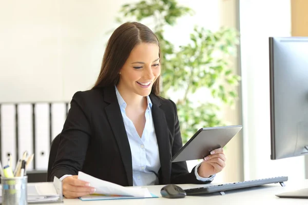 Businesswoman working on line with a tablet — Stock Photo, Image