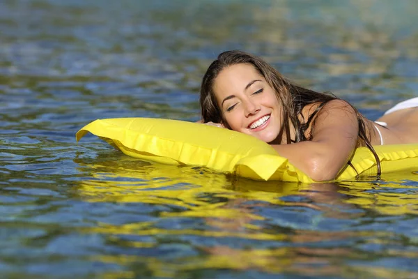 Menina feliz tomando banho na praia em férias de verão — Fotografia de Stock