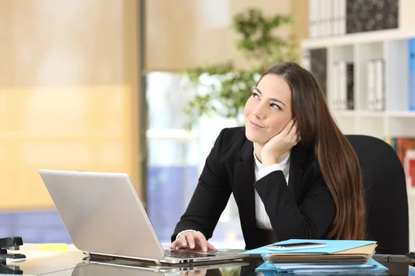 Felice donna d'affari pensierosa in ufficio — Foto Stock