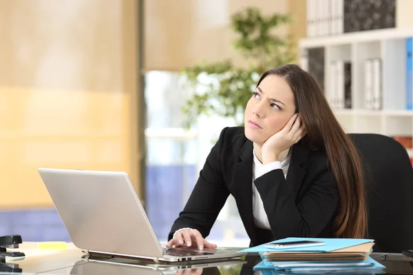 Donna d'affari pensierosa preoccupata a ufficio — Foto Stock