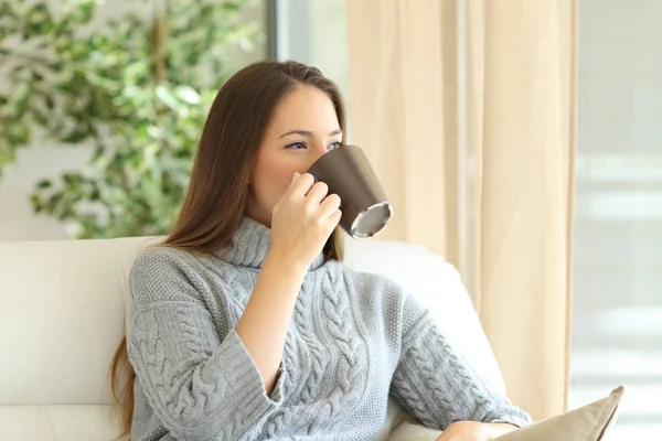 Mulher bebendo café no inverno — Fotografia de Stock