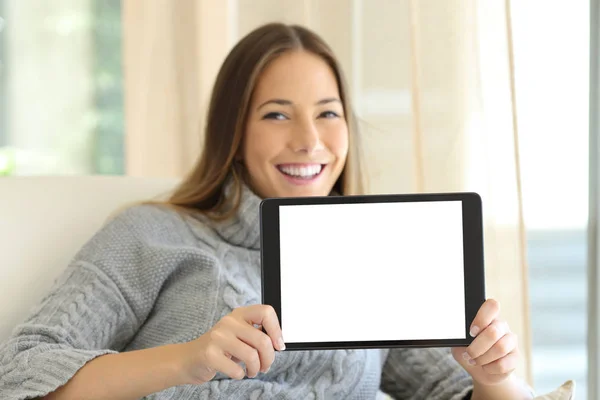 Mulher mostrando tela tablet em branco — Fotografia de Stock