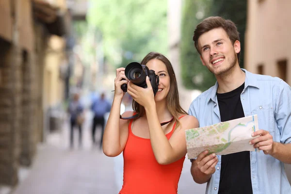 Пара туристів, які фотографують пам'ятки — стокове фото