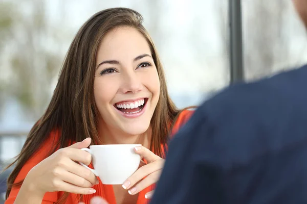 Wanita yang bahagia berkencan dengan senyum yang sempurna — Stok Foto