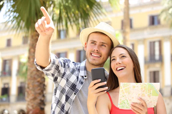 Feliz casal de turistas avistando — Fotografia de Stock