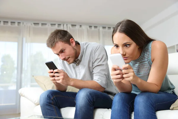 Casal obcecado com seus telefones inteligentes — Fotografia de Stock