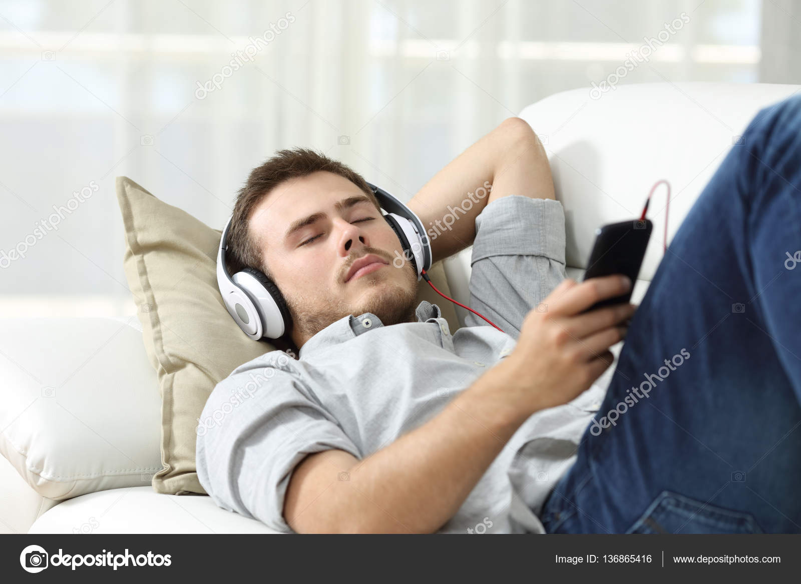 Сны и сновидения. Наушники на человеке. Человек спит в наушниках. Релаксация для глубокого сна. Девушка лежит в наушниках.