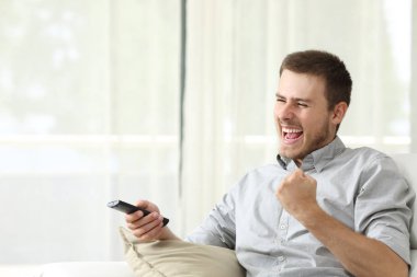 TV izlerken heyecanlı adam