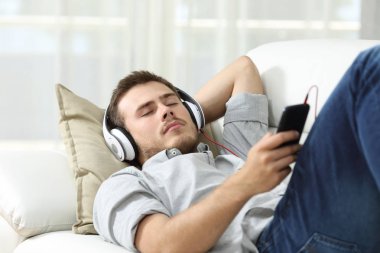 Müzik dinleme evde uyuyan adam