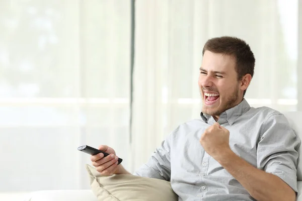 Homem excitado assistindo tv — Fotografia de Stock