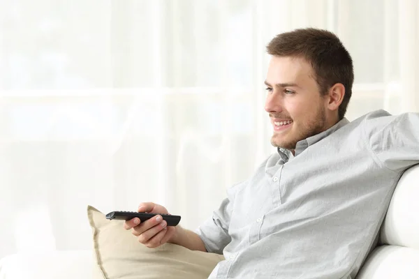 Man watching tv and zapping — Stock Photo, Image