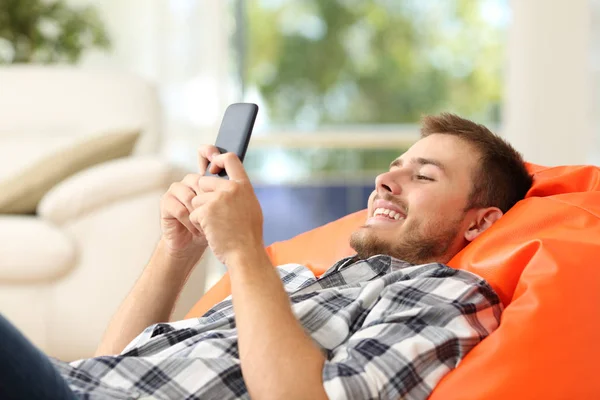 Relaxado homem usando um telefone inteligente — Fotografia de Stock