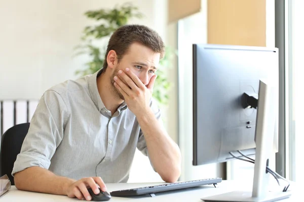 Hombre de negocios preocupado trabajando en línea — Foto de Stock