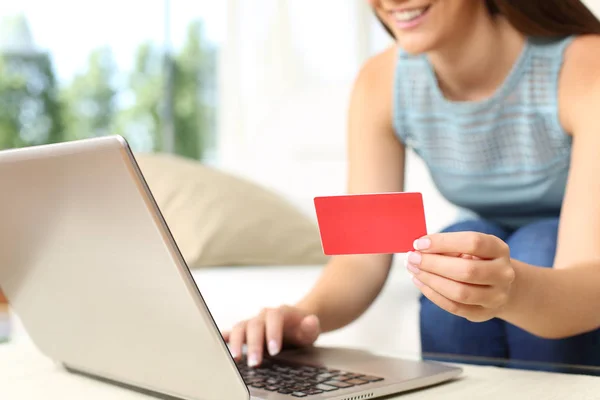 Woman buying online with bank card — Stock Photo, Image
