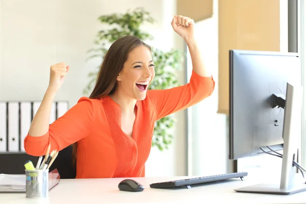 Aufgeregter Unternehmer beobachtet Computermonitor — Stockfoto