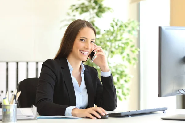 Verkställande ringer på telefonen och tittar på kameran — Stockfoto