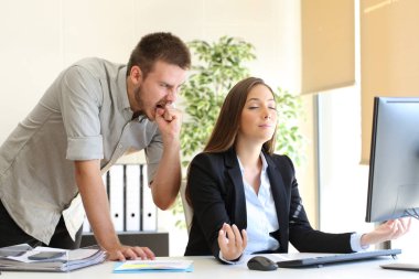 Kızgın işadamı ve rahat iş kadını