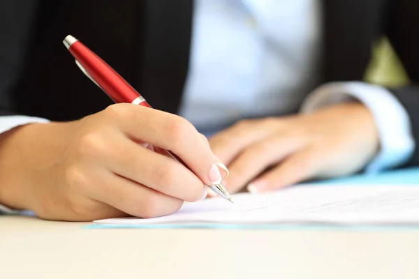 Empresária mãos escrevendo em um documento — Fotografia de Stock