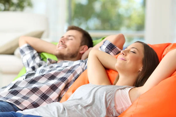 Casal ou companheiro de quarto relaxando em casa — Fotografia de Stock