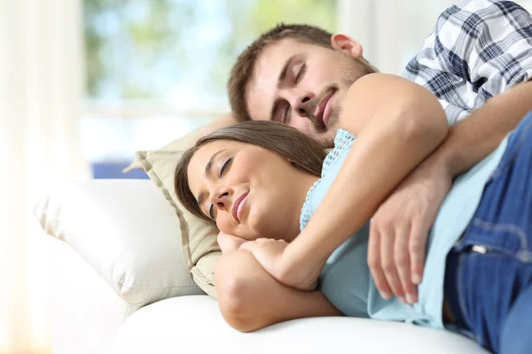 Пара спит на удобном диване — стоковое фото