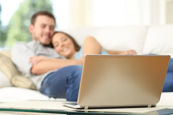 Casal assistindo tv em um laptop — Fotografia de Stock