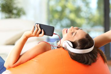 Bir kabarık Teen dinleme müzik