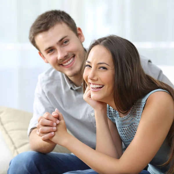 Pareja feliz posando en casa — Foto de Stock