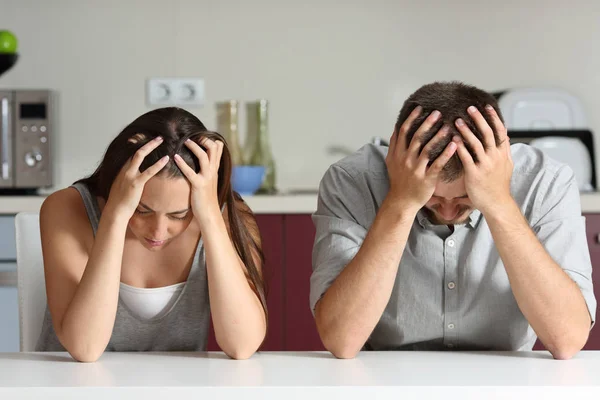 Triste y preocupada pareja en la cocina — Foto de Stock