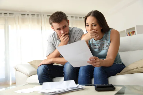 Orolig par läsa ett brev hemma — Stockfoto
