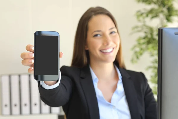 Affärskvinna visar telefonens skärm — Stockfoto