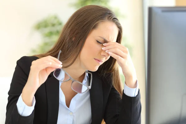 Zakenvrouw lijden vermoeide ogen op kantoor — Stockfoto