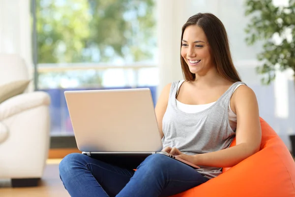 Dona de casa usando um laptop em casa — Fotografia de Stock