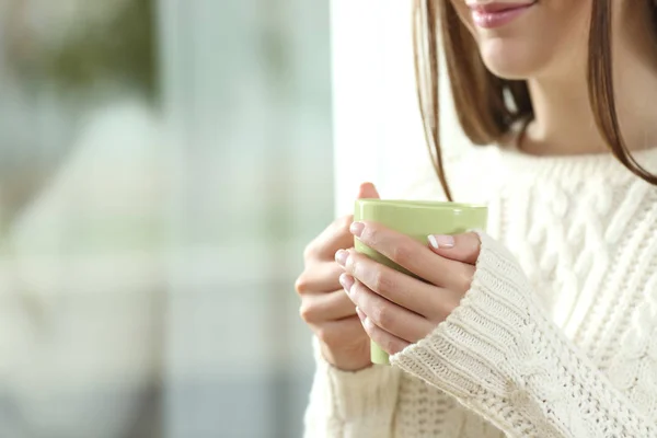 Mani donna in possesso di una tazza di caffè caldo in inverno — Foto Stock