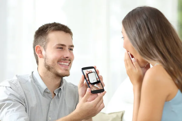 Man asking marriage with a smart phone — Stock Photo, Image