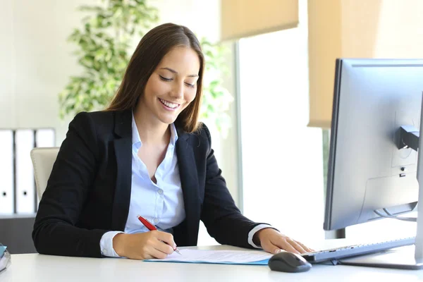 Businesswoman signing a contract Stock Picture