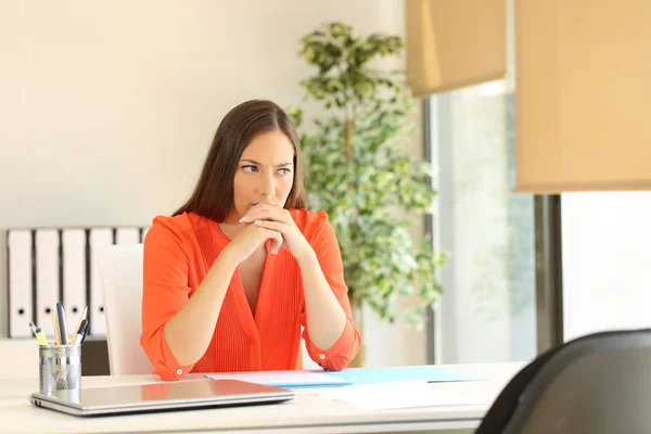 Gondolkodó nő várja a állásinterjúra — Stock Fotó