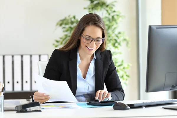 Donna d'affari che utilizza una calcolatrice in ufficio — Foto Stock