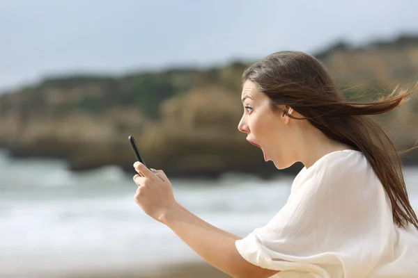 Chica sorprendida con su teléfono inteligente — Foto de Stock