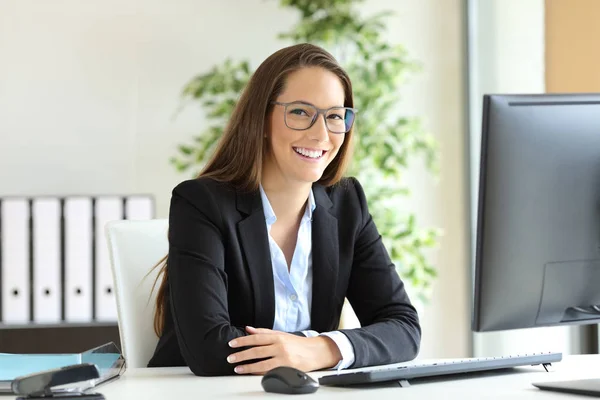 Femme d'affaires avec des lunettes posant au bureau — Photo