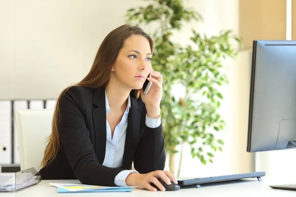 Donna d'affari concentrata al telefono — Foto Stock