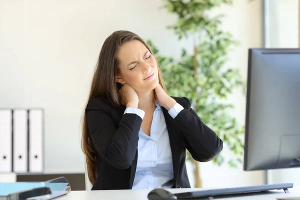 Mujer de negocios que sufre dolor de cuello —  Fotos de Stock