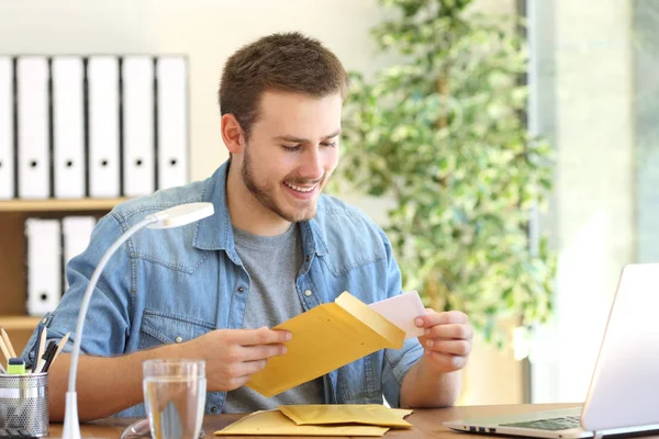 Entrepreneur opening a padded envelope — Stock Photo, Image