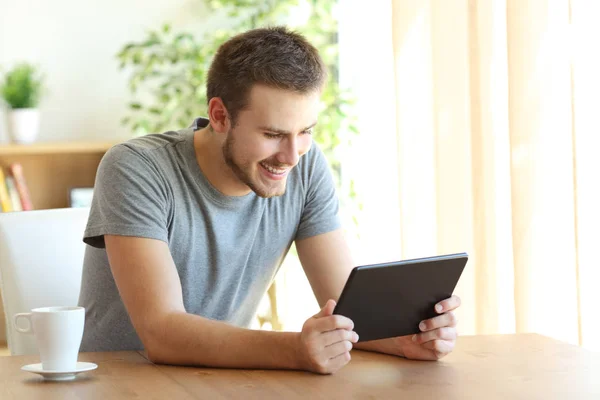 Guy titta på media i en tablett hemma — Stockfoto